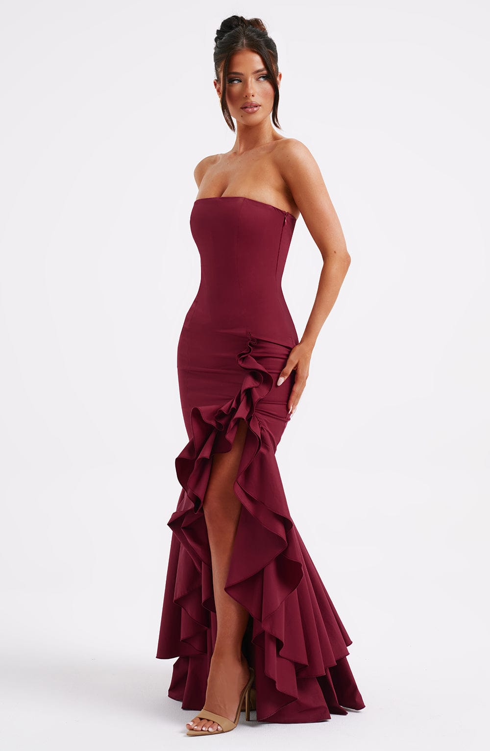 Nerina strapless maxi jurk met ruffles en split in bourgondisch rood
