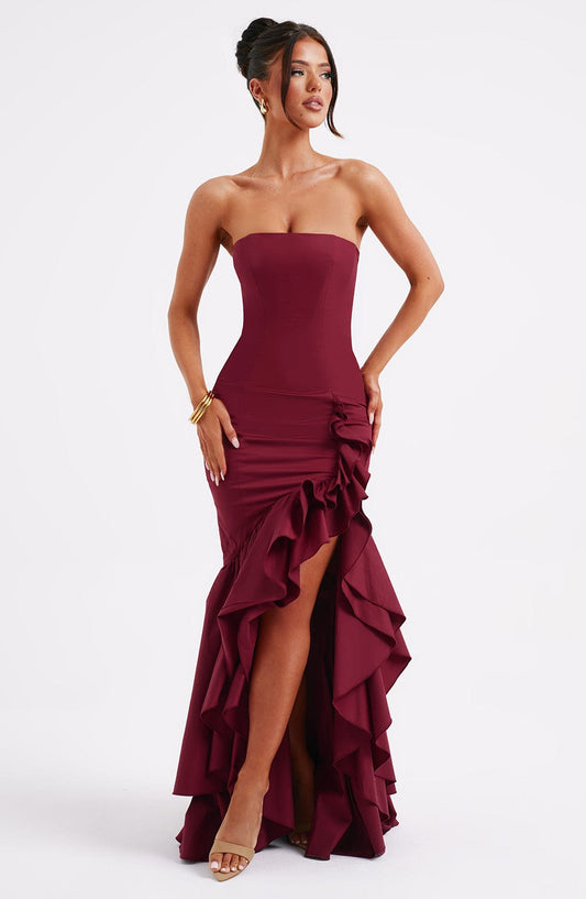 Nerina strapless maxi jurk met ruffles en split in bourgondisch rood