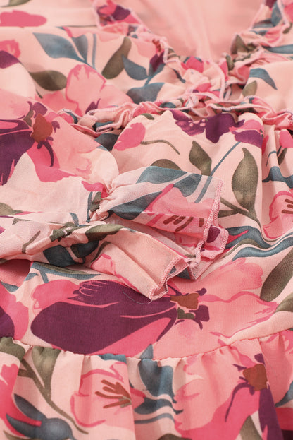 Close-up van bloemenprint maxi-jurk met V-hals en ruches, satijnachtige stof in crème met rode en groene accenten