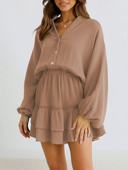 Bruine mini jurk met volants, knoopsluiting en lange mouwen – luchtig zomerjurkje voor vakantie, casual chic of diner.