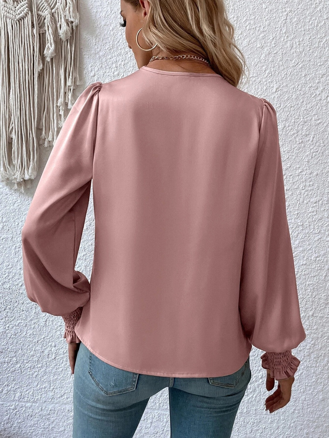 Isla satijnen overslagblouse in roze met lange mouwen voor dames