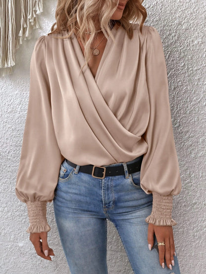 Isla satijnen overslagblouse in beige met lange mouwen voor dames
