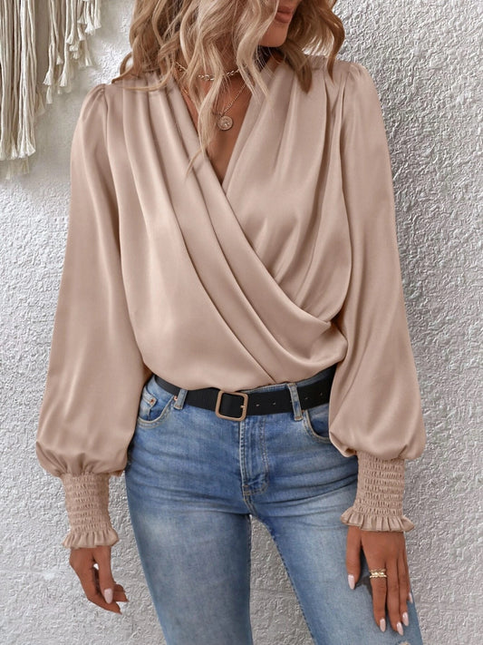 Isla satijnen overslagblouse in beige met lange mouwen voor dames