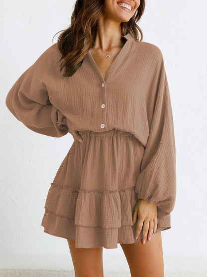 Bruine mini jurk met volants, knoopsluiting en lange mouwen – luchtig zomerjurkje voor vakantie, casual chic of diner.