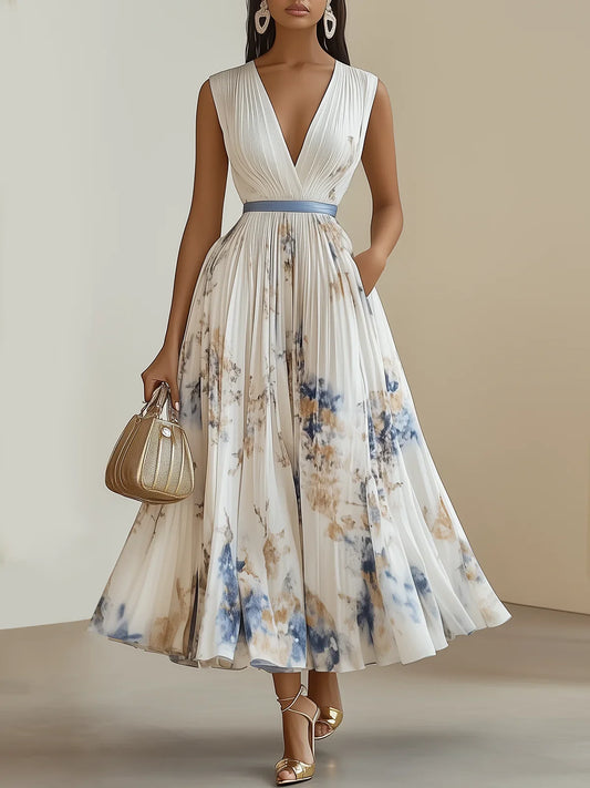 Vivienne plissé midi jurk met V-hals en romantische print in blauw en beige – Ivory & Silk