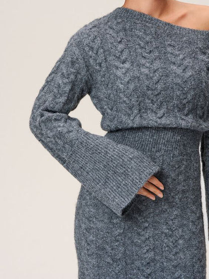 Grijze gebreide midi jurk off-shoulder met kabelpatroon