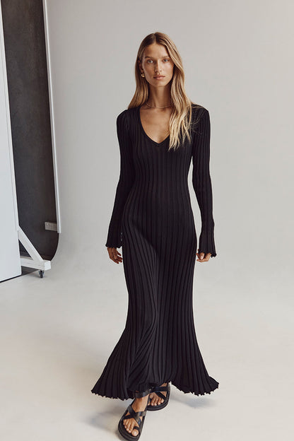 Zwarte gebreide maxi jurk met V-hals en ribpatroon – Ivory & Silk herfstcollectie