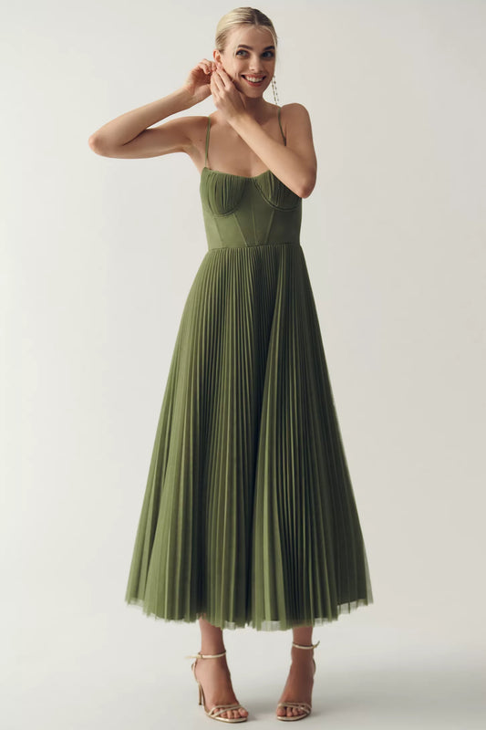 Donatella groene midi jurk met plissé rok en sweetheart halslijn