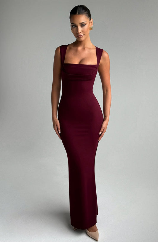 Vrouw-in-bordeaux-rode-strapless-jurk-bruiloft
