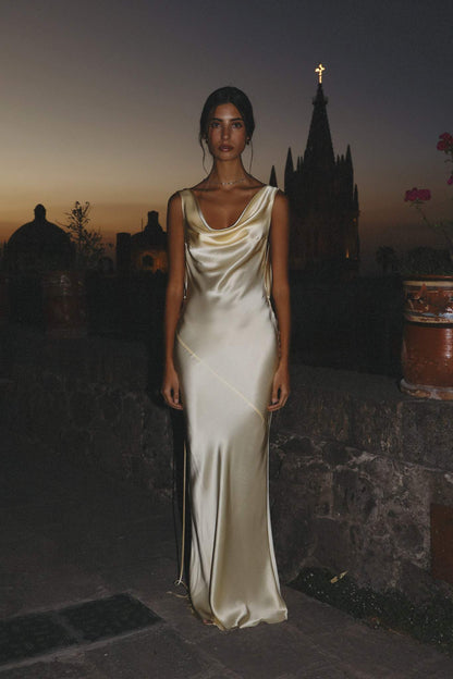 Satijnen maxi jurk met cowl hals en open rug – elegante damesjurk voor gala, diner en bruiloft.