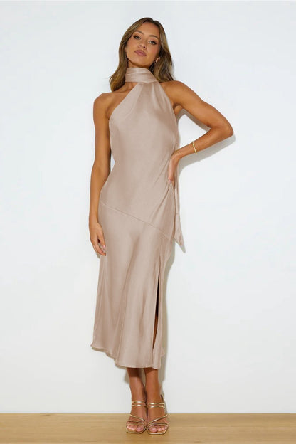Valeria beige satijnen midi jurk met cowl halterneck en split