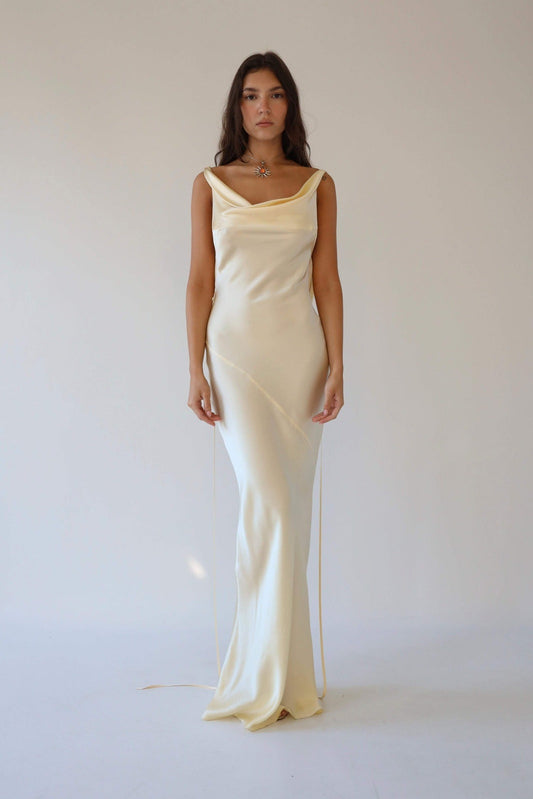 Satijnen maxi jurk met cowl hals en open rug – elegante damesjurk voor gala, diner en bruiloft.