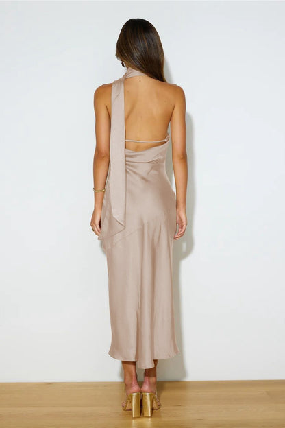 Valeria beige satijnen midi jurk met cowl halterneck en split
