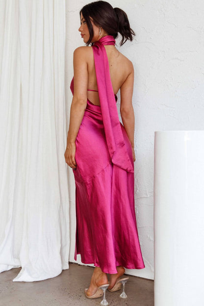 Valeria roze satijnen midi jurk met cowl halterneck en split